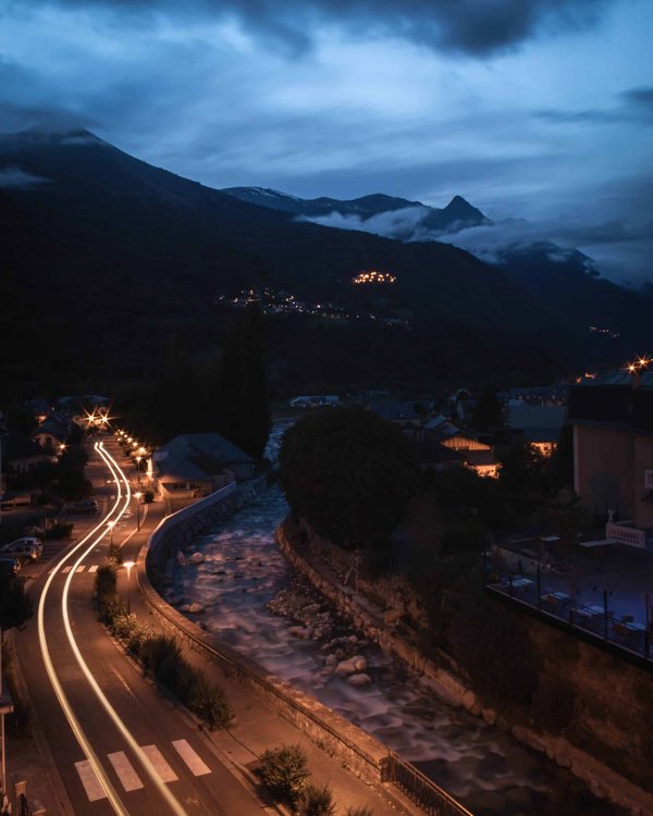 How to Monitor and Adjust a Dog's Caloric Intake Post-Spaying/Neutering?